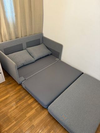 Sofá cama extensible gris como nuevo.