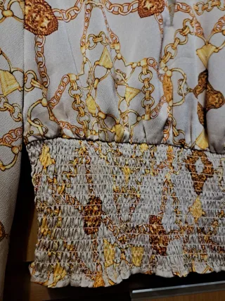 Blusa Guess Beige y Dorada Estampada