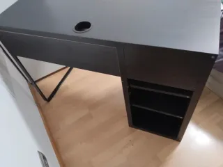 Escritorio negro con cajón y puerta .