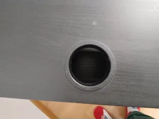 Escritorio negro con cajón y puerta .