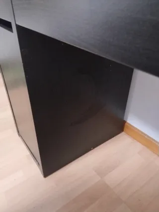 Escritorio negro con cajón y puerta .