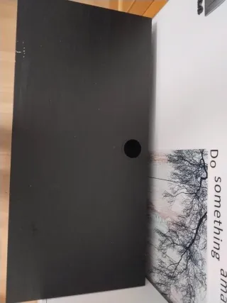 Escritorio negro con cajón y puerta .