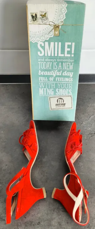 Sandalias rojas. Is London.