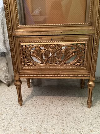 Dos Vitrinas italianas doradas  madera y cristal
