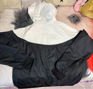 Chaqueta cortavientos Nike blanca y negra