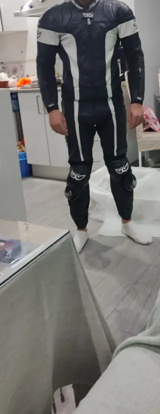 Mono de moto cuero negro y blanco marca berik