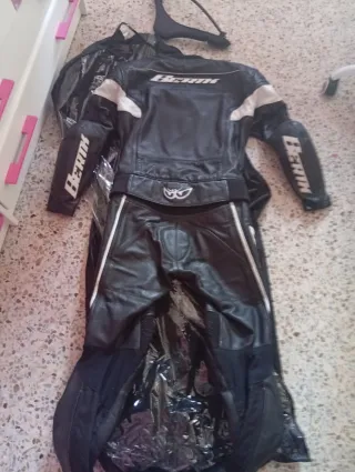 Mono de moto cuero negro y blanco marca berik