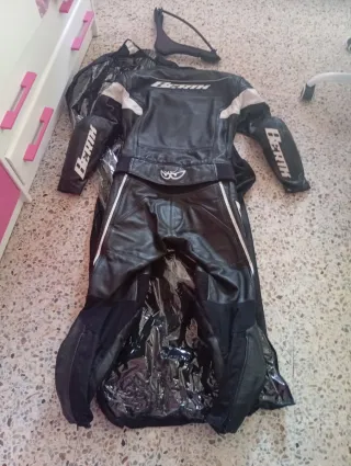 Mono de moto cuero negro y blanco marca berik