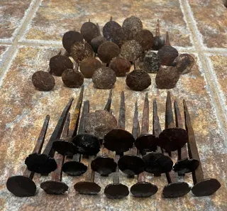 Clavos antiguos de hierro forjado