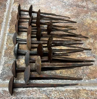 Clavos antiguos de hierro forjado