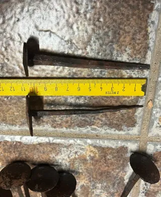 Clavos antiguos de hierro forjado