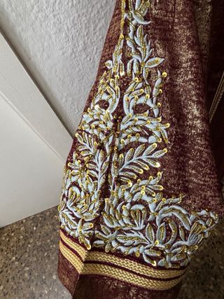 Caftan burdeos con dorado brillante