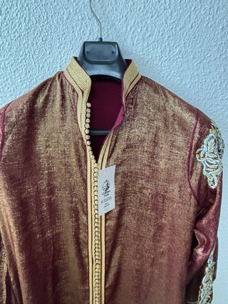 Caftan burdeos con dorado brillante