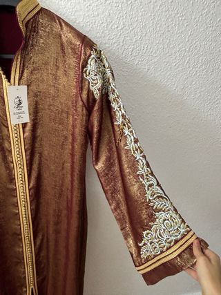 Caftan burdeos con dorado brillante