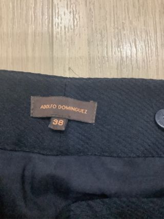 Pantalón de vestir Adolfo Domínguez azul marino.