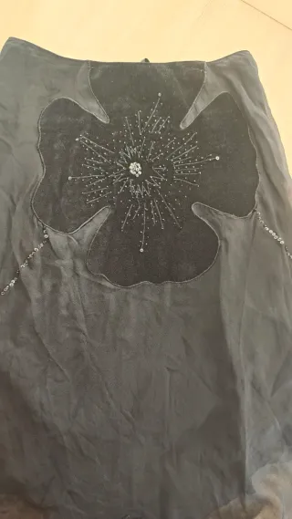 Falda negra asimétrica con pedrería