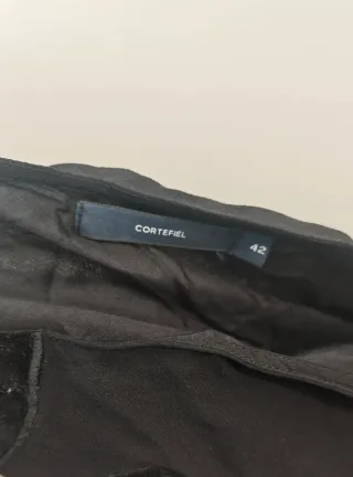 Falda negra asimétrica con pedrería