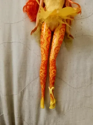 Barbie con capelli rossi e vestito giallo