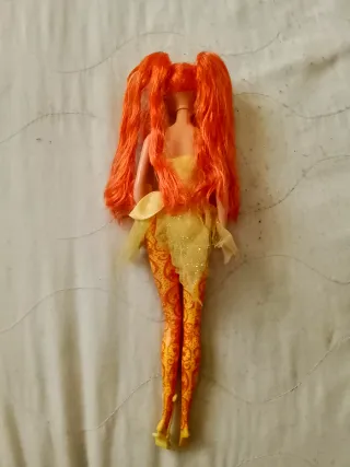 Barbie con capelli rossi e vestito giallo