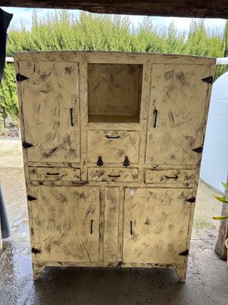 Mueble de madera antiguo