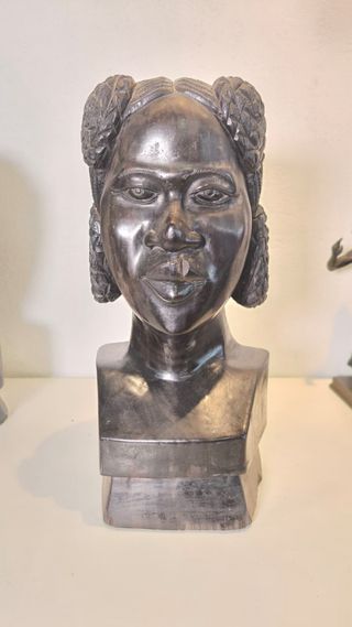 Busto africano mujer madera tallada