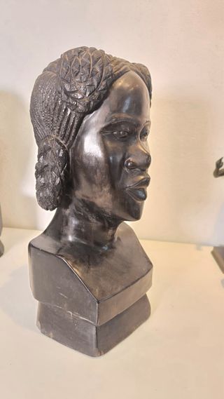 Busto africano mujer madera tallada