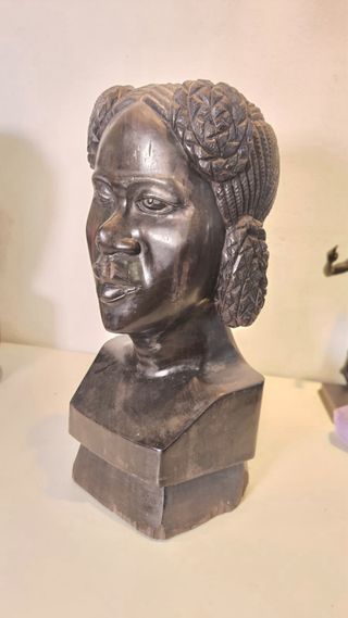 Busto africano mujer madera tallada
