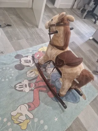 Caballo balancín de peluche
