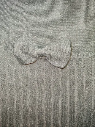 Blusa plateada brillante con lazo