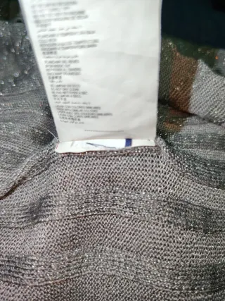 Blusa plateada brillante con lazo