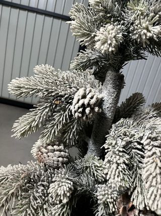 Árbol de Navidad 1m con piñas y saco