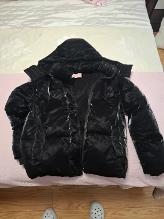 Chaqueta acolchada negra brillante