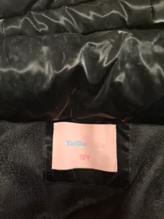 Chaqueta acolchada negra brillante