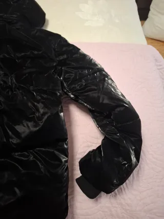 Chaqueta acolchada negra brillante