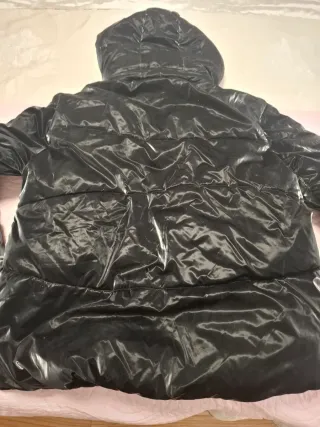 Chaqueta acolchada negra brillante