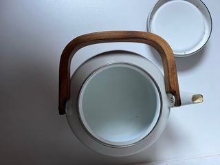 Bollitore smaltato con manico in legno