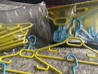 Lote de perchas infantiles de plástico 35 uds