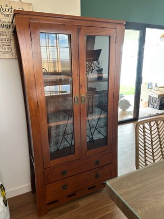 Vitrina de madera con puertas de cristal