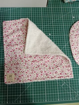 Conjunto babero y paño floral bebé
