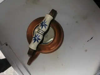 Cafetera con asa decorada