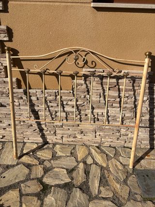 Cabecero de cama de metal beige y dorado