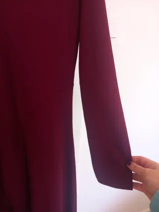 Vestido fiesta burdeos con detalle dorado