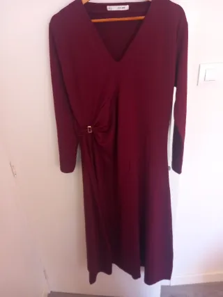 Vestido fiesta burdeos con detalle dorado