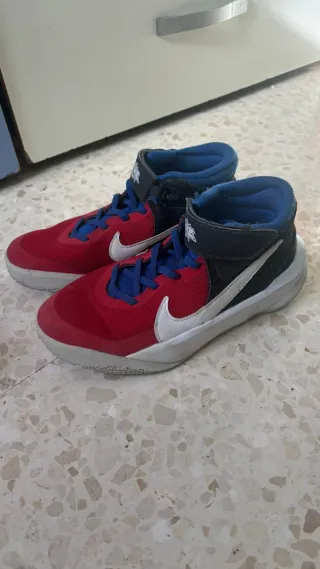 Botines Nike Talla 40 los blancos y 38 los rojos .