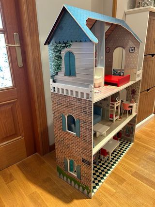Casita de muñecas de madera
