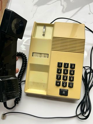Teléfono antiguo beige 1990