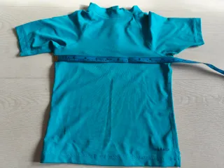 Camiseta y gorro protección solar azul