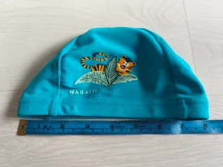 Camiseta y gorro protección solar azul
