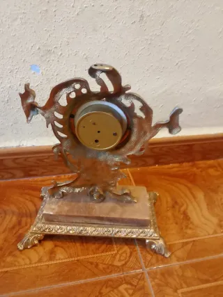 Reloj de sobremesa dorado