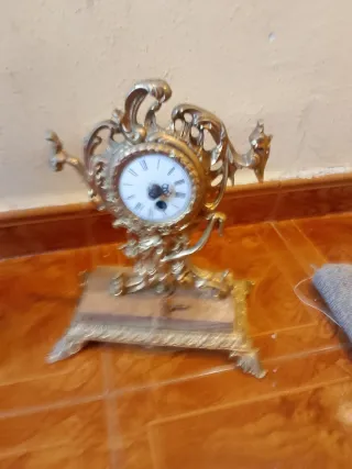 Reloj de sobremesa dorado
